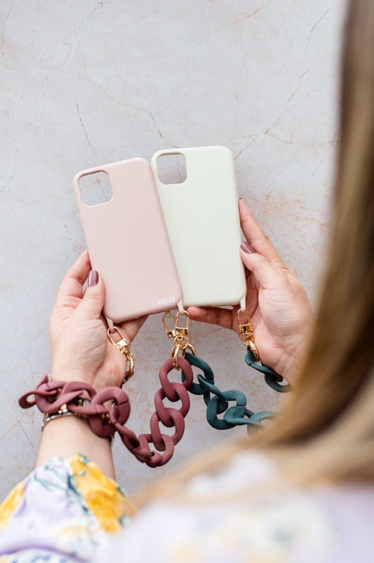 Convierte tu celular en un accesorio de moda con fundas con cadena