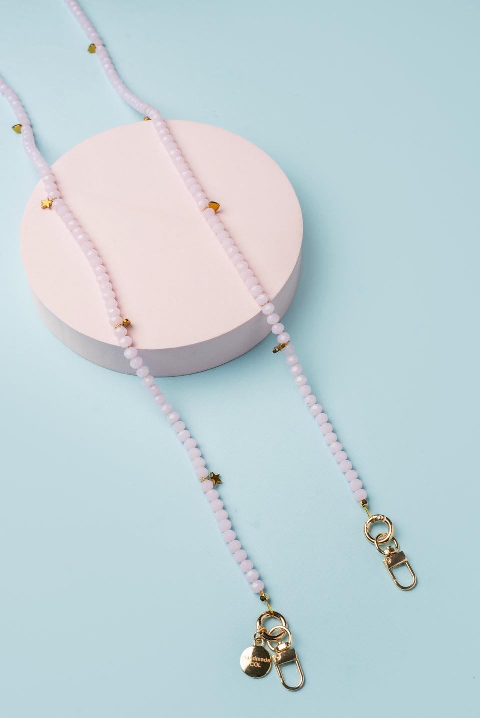 Strap para celular tejido a mano en cristal Murano, diseño exclusivo de Malak con detalles únicos y elegantes.