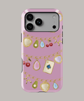 Fundas personalizadas iPhone Blush Charms con diseño de cadenas y charms coloridos sobre fondo rosa.