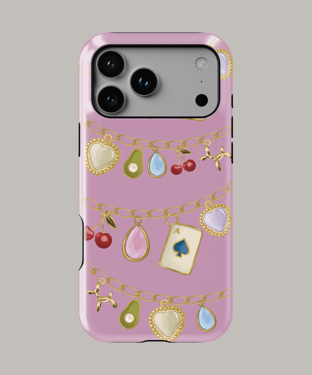 Fundas personalizadas iPhone Blush Charms con diseño de cadenas y charms coloridos sobre fondo rosa.