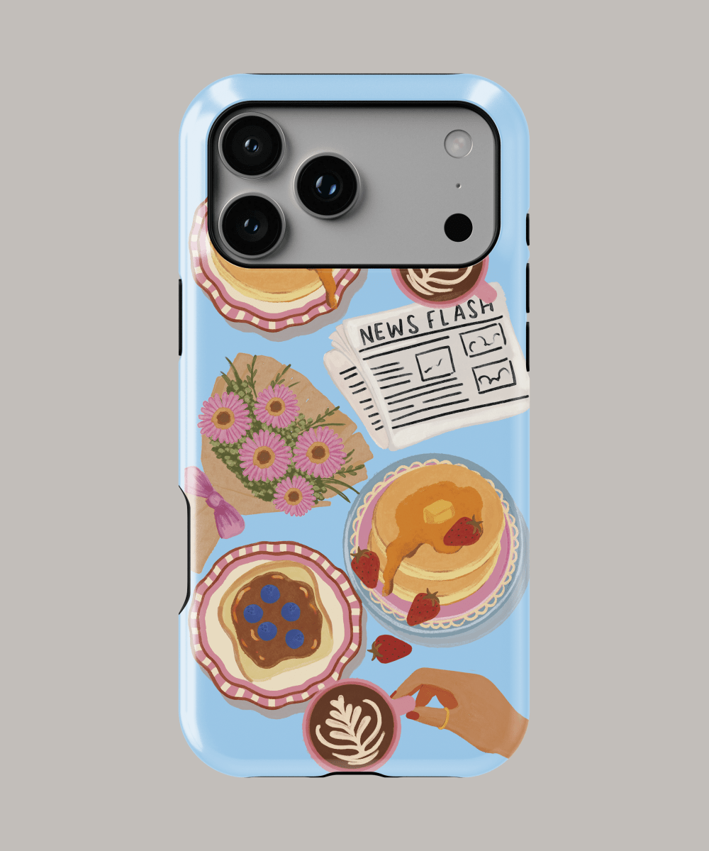 Funda iPhone Brunch & Bloom con ilustraciones de brunch sobre fondo azul, ideal para un toque personalizado.