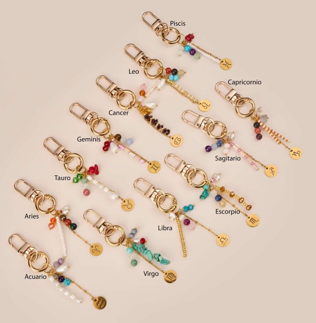 Charms inspirados en signos zodiacales: colección Celestial Icons con detalles en mostacilla y acabados dorados.