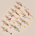 Charms inspirados en signos zodiacales: colección Celestial Icons con detalles en mostacilla y acabados dorados.