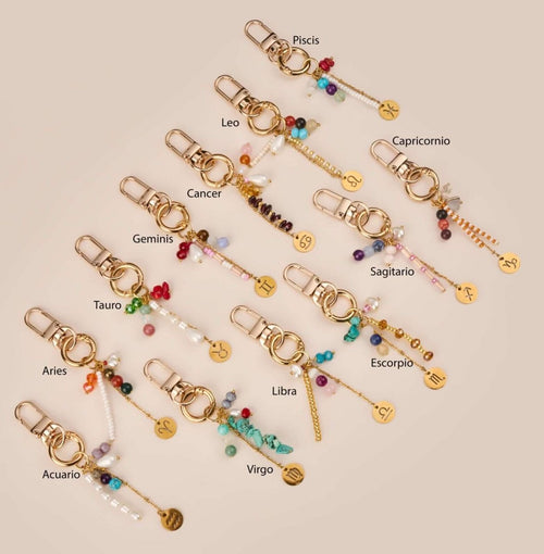 Charms inspirados en signos zodiacales: colección Celestial Icons con detalles en mostacilla y acabados dorados.