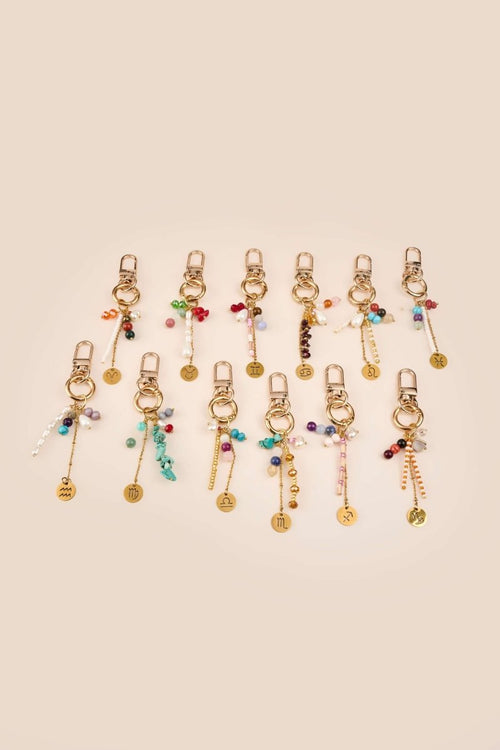 Charm de la colección Celestial Icons, charms inspirados en signos zodiacales con detalles en mostacilla y piedras.