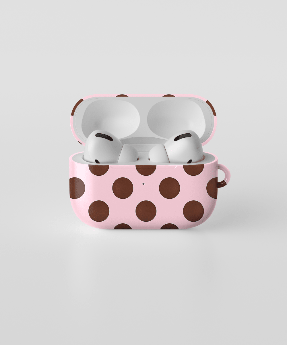 Funda para AirPods con diseño Copenhague de lunares marrones sobre fondo rosa, combinación estilizada y moderna.