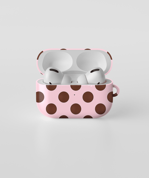 Funda para AirPods con diseño Copenhague de lunares marrones sobre fondo rosa, combinación estilizada y moderna.