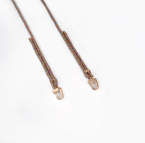 Cordón ajustable de lujo tropical con diseño colorido y detalles metálicos dorados.