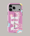 Funda personalizada para iPhone de color rosa con diseño floral y logo de Malak.