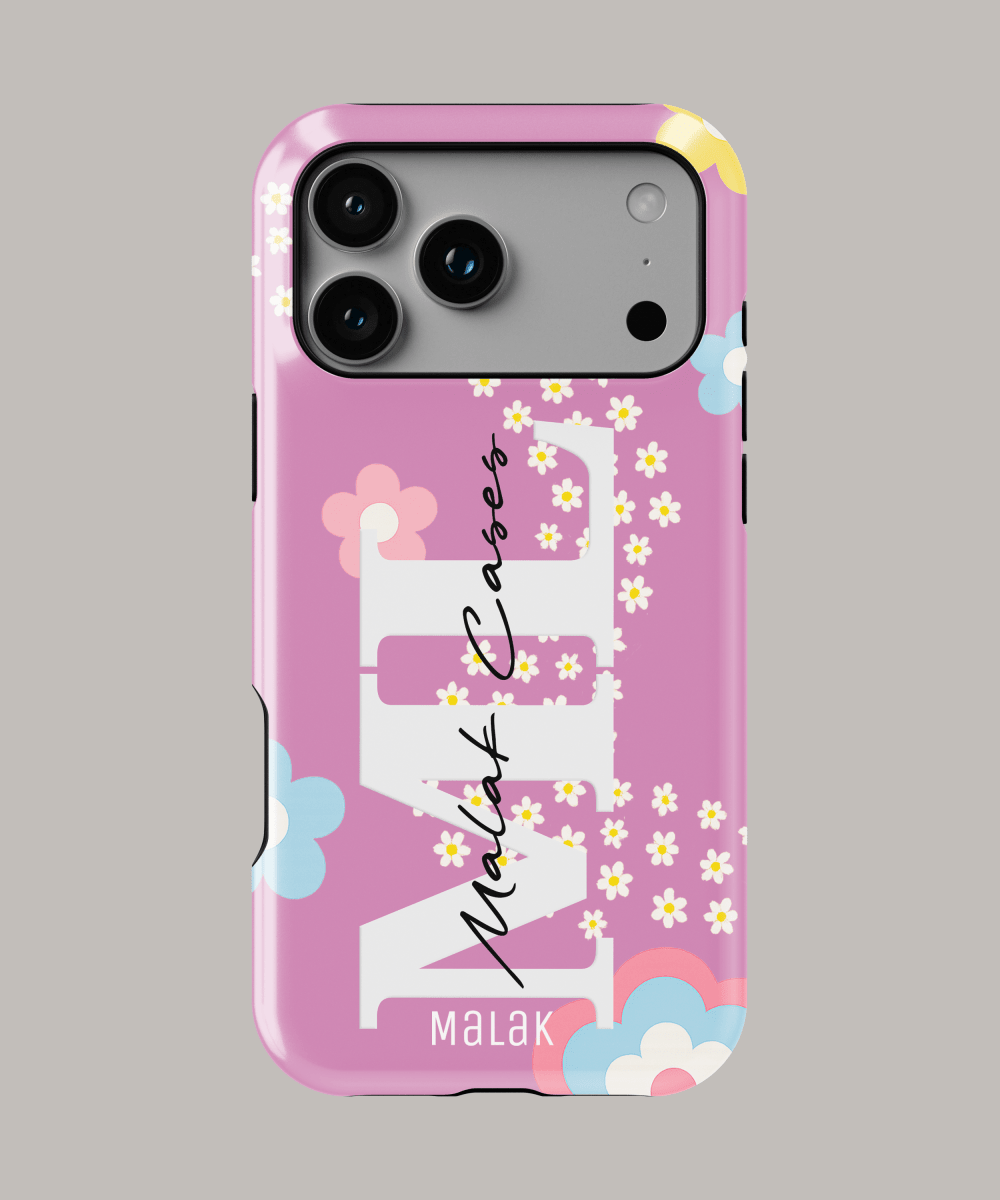 Funda personalizada para iPhone de color rosa con diseño floral y logo de Malak.