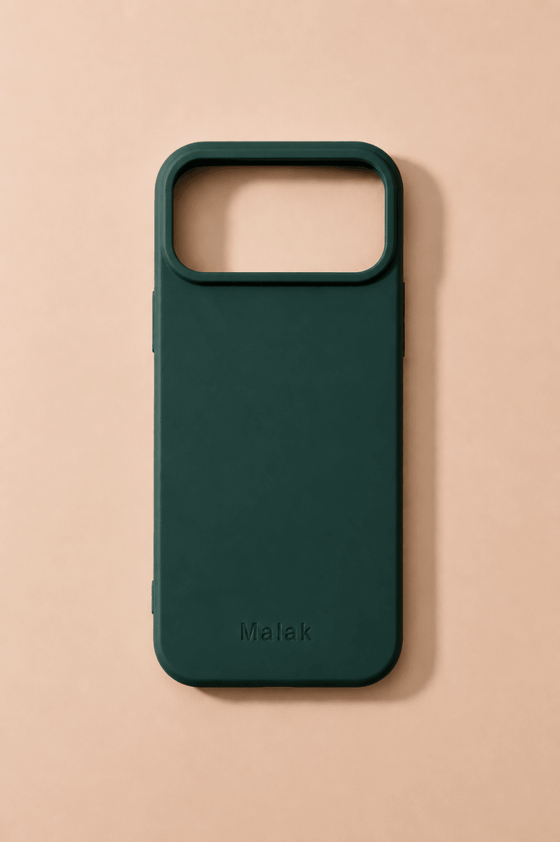 Funda iPhone 17 Pro Max Forest Emerald en color verde oscuro, material TPU duradero y diseño minimalista.