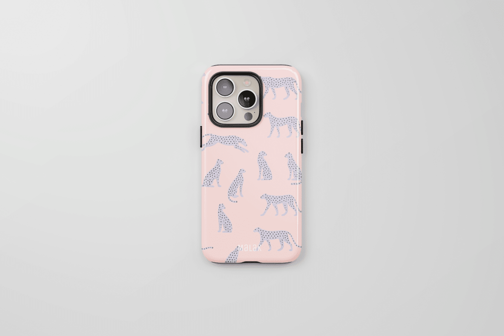 Funda personalizada para iPhone de fondo rosa con diseño de felinos coloridos, resistente y con estilo.