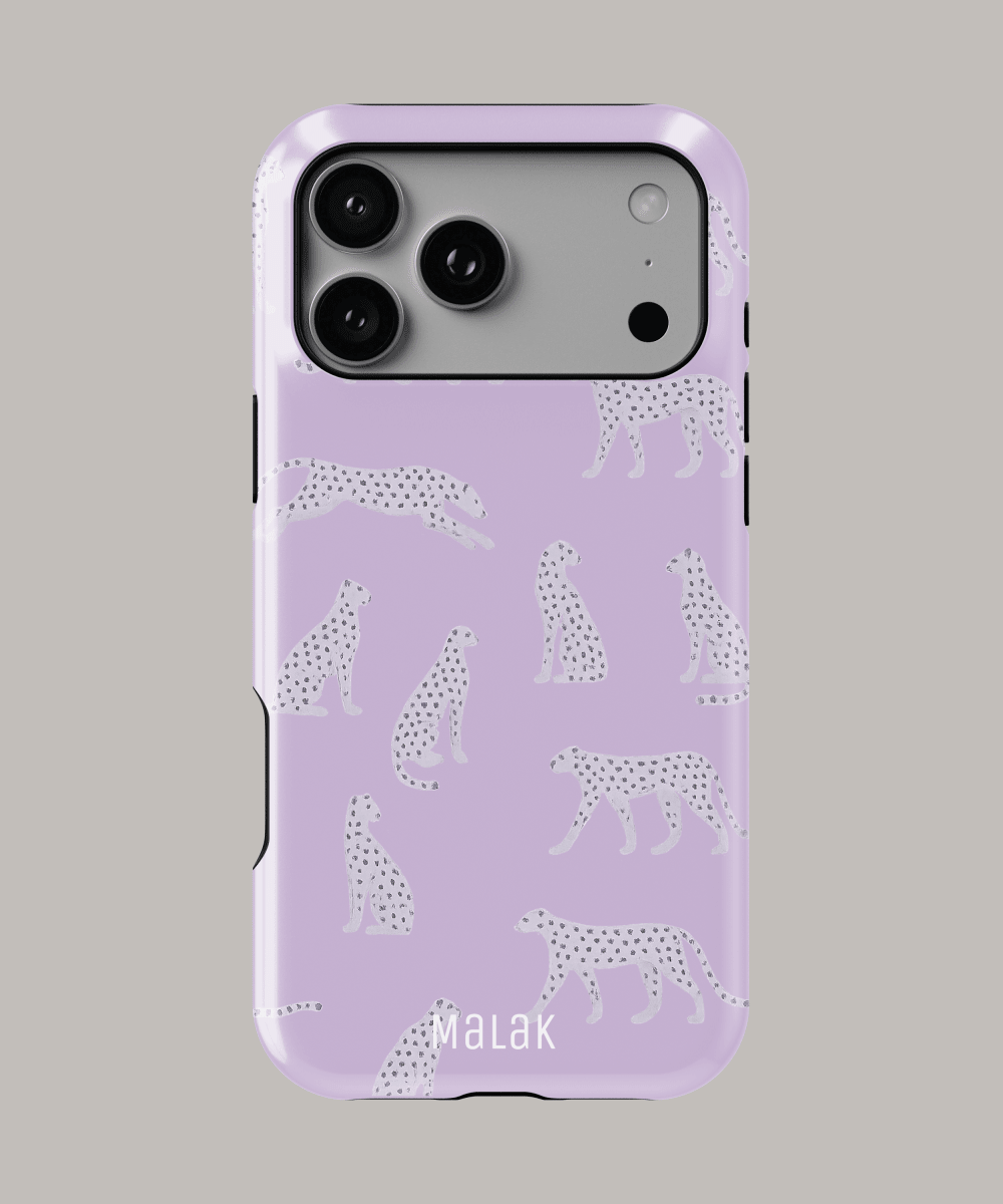 Funda personalizada para iPhone con diseño de leopardo en fondo morado de Malak