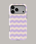 Funda personalizada para iPhone con diseño de ondas en colores lila y crema, ideal para proteger tu celular.