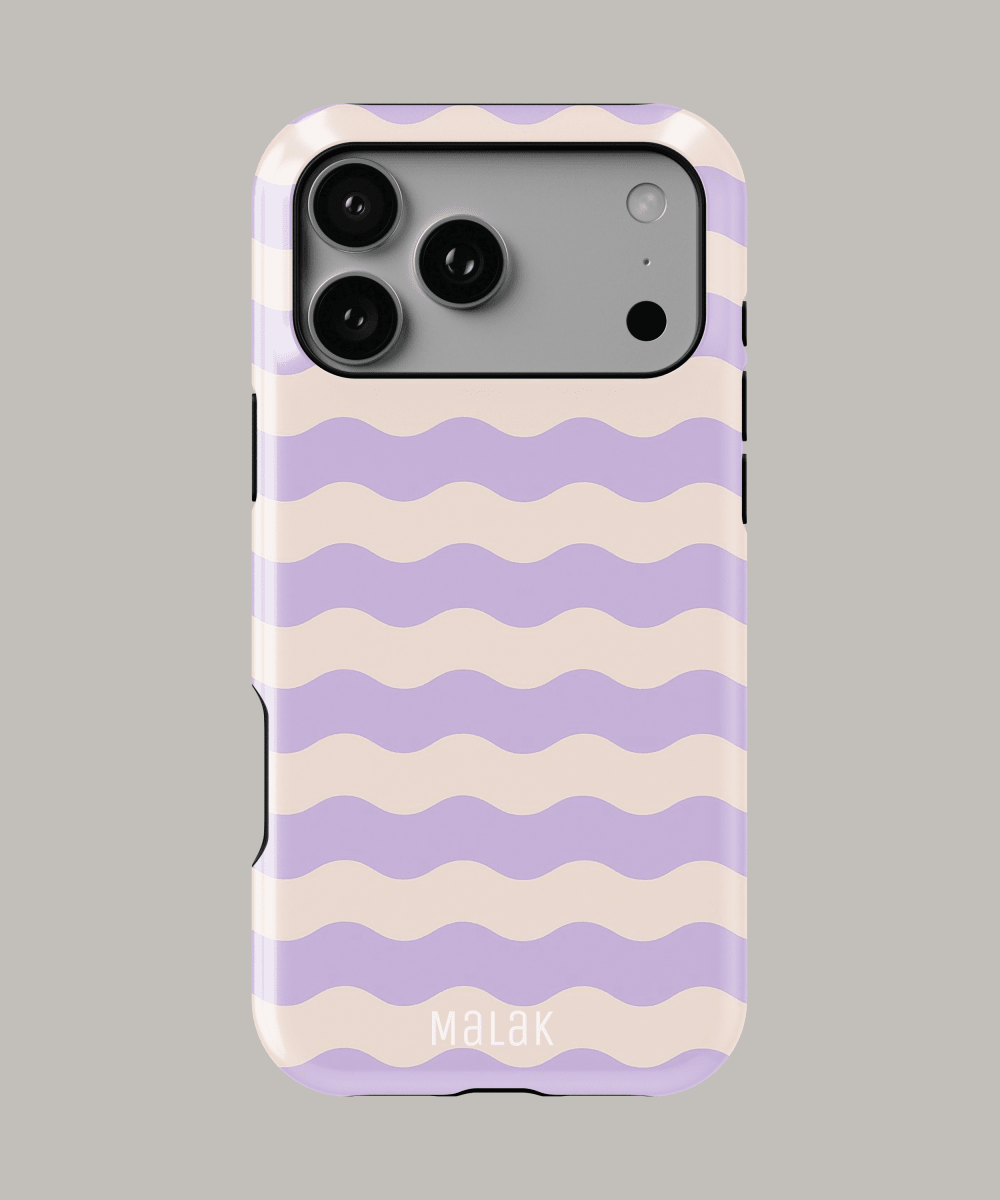 Funda personalizada para iPhone con diseño de ondas en colores lila y crema, ideal para proteger tu celular.