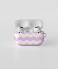 Fundas para AirPods Marea Lila en color morado con diseño de olas, ideal para protección y estilo.