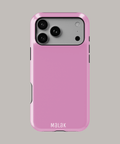Funda personalizada para iPhone 15 en color rosa brillante de Malak, resistente y estilizada.