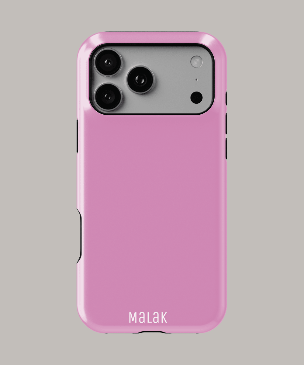 Funda personalizada para iPhone 15 en color rosa brillante de Malak, resistente y estilizada.