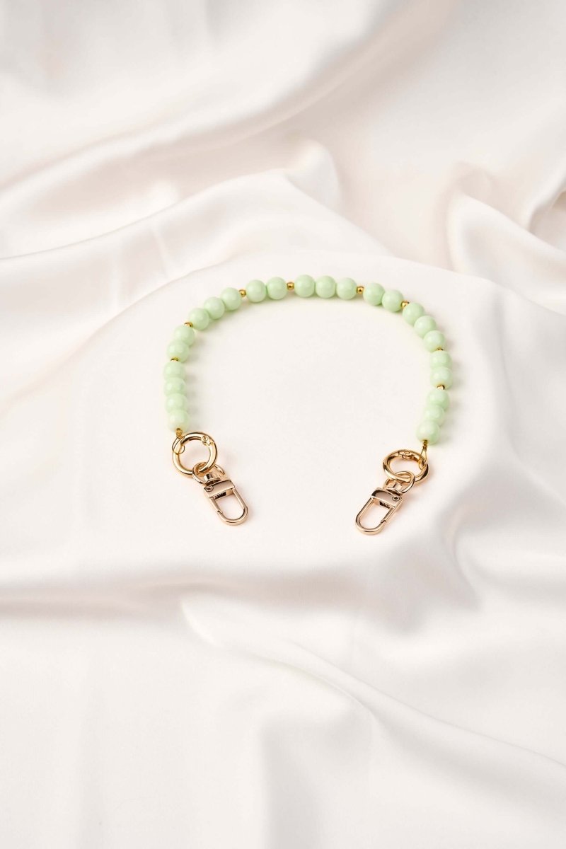 strap celular artesanal Mint Whisper con cuentas verdes y broches de acero, diseñado para mayor seguridad y comodidad.
