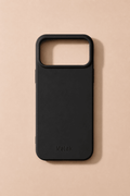 funda de lujo para iPhone 17 Pro Max color negro, elegante y moderna, con diseño minimalista.