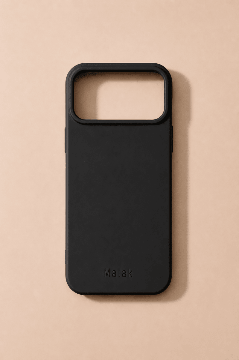 funda de lujo para iPhone 17 Pro Max color negro, elegante y moderna, con diseño minimalista.