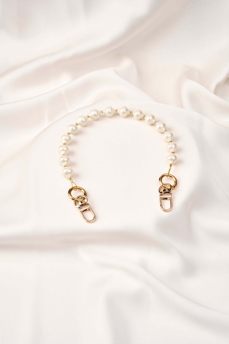 strap para celular Pearl Skin, lujo artesanal hecho a mano con perlas y broches de acero, Sistema StrapSafe.