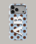 Funda personalizada para iPhone 15 con diseño de letras y puntos marrones sobre fondo azul.