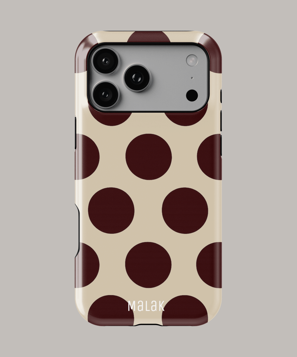 Funda de iPhone lunares en colores beige y marrón, diseñada para máxima protección y estilo.