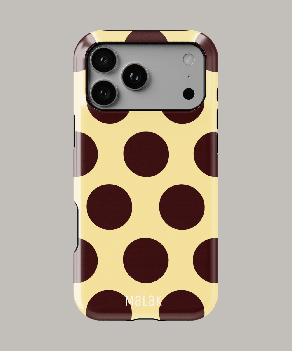 Fundas para iPhone con diseño de lunares en colores amarillos y marrones.