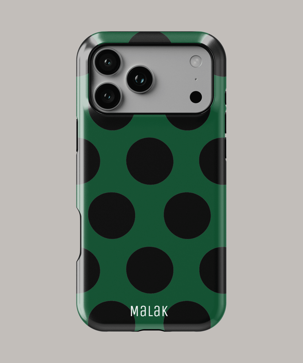 Funda iPhone con diseño de lunares en verde y negro, resistente y personalizada para máxima protección.