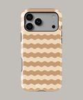 Funda personalizada para iPhone en tonos beige con diseño de ondas, resistente y elegante.