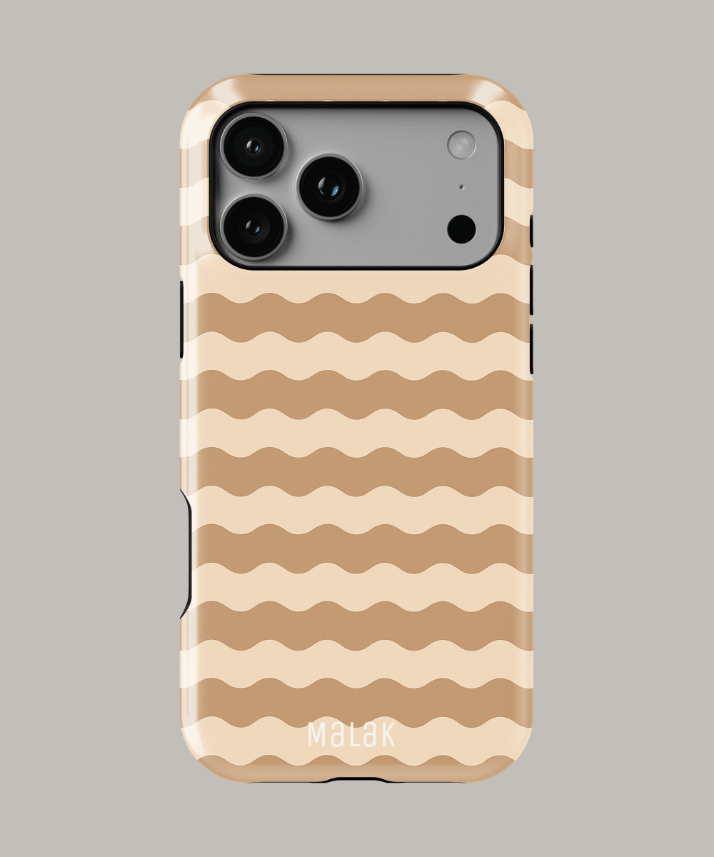 Funda personalizada para iPhone en tonos beige con diseño de ondas, resistente y elegante.