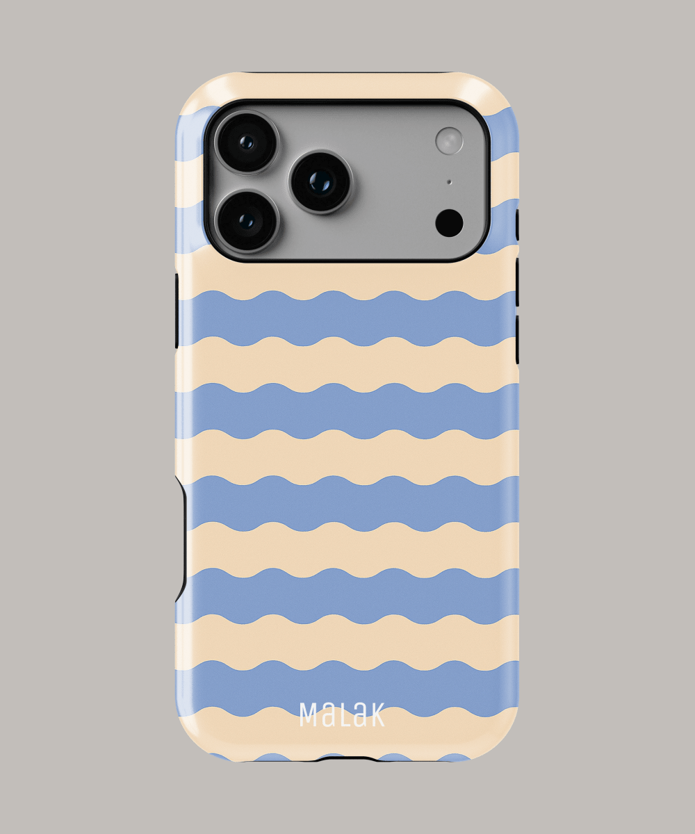 Funda personalizada para iPhone en color azul y beige con diseño de ondas, resistente y elegante.