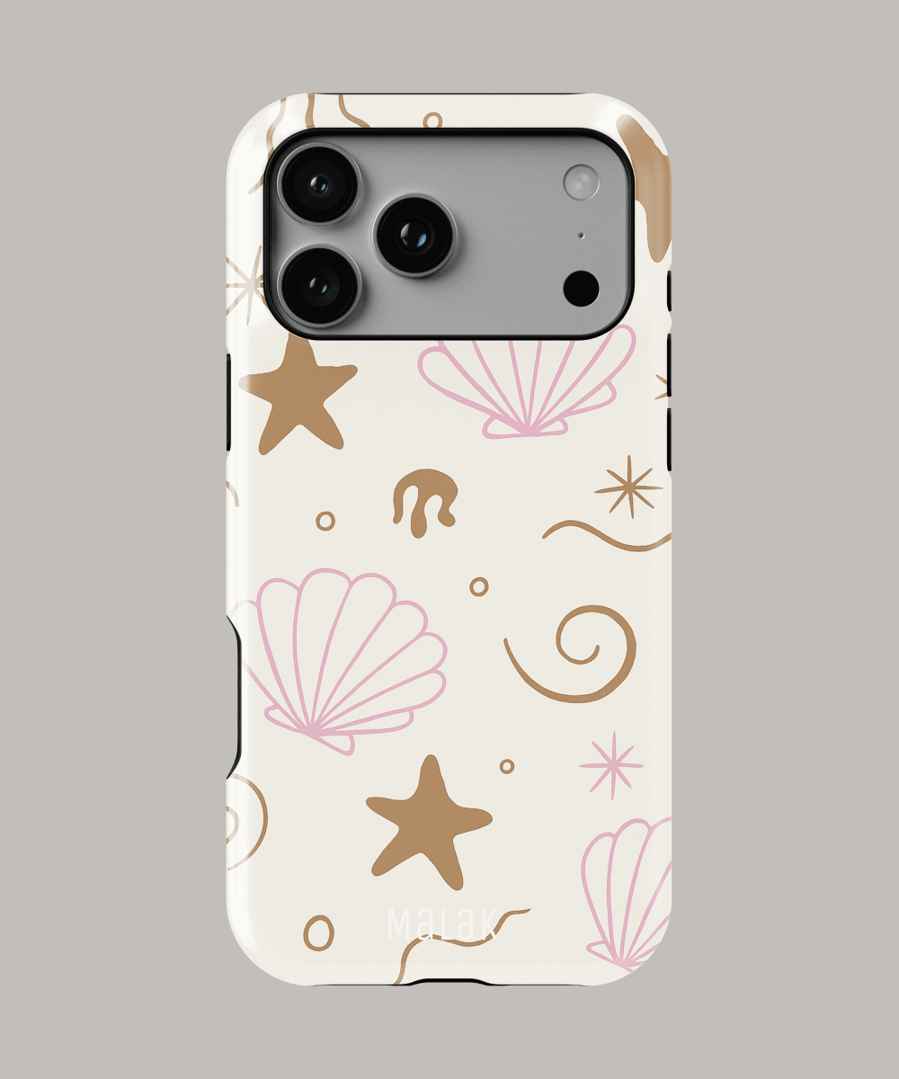 Funda personalizada para iPhone con diseño de conchas y estrellas en tonos suaves, ideal para protección y estilo.