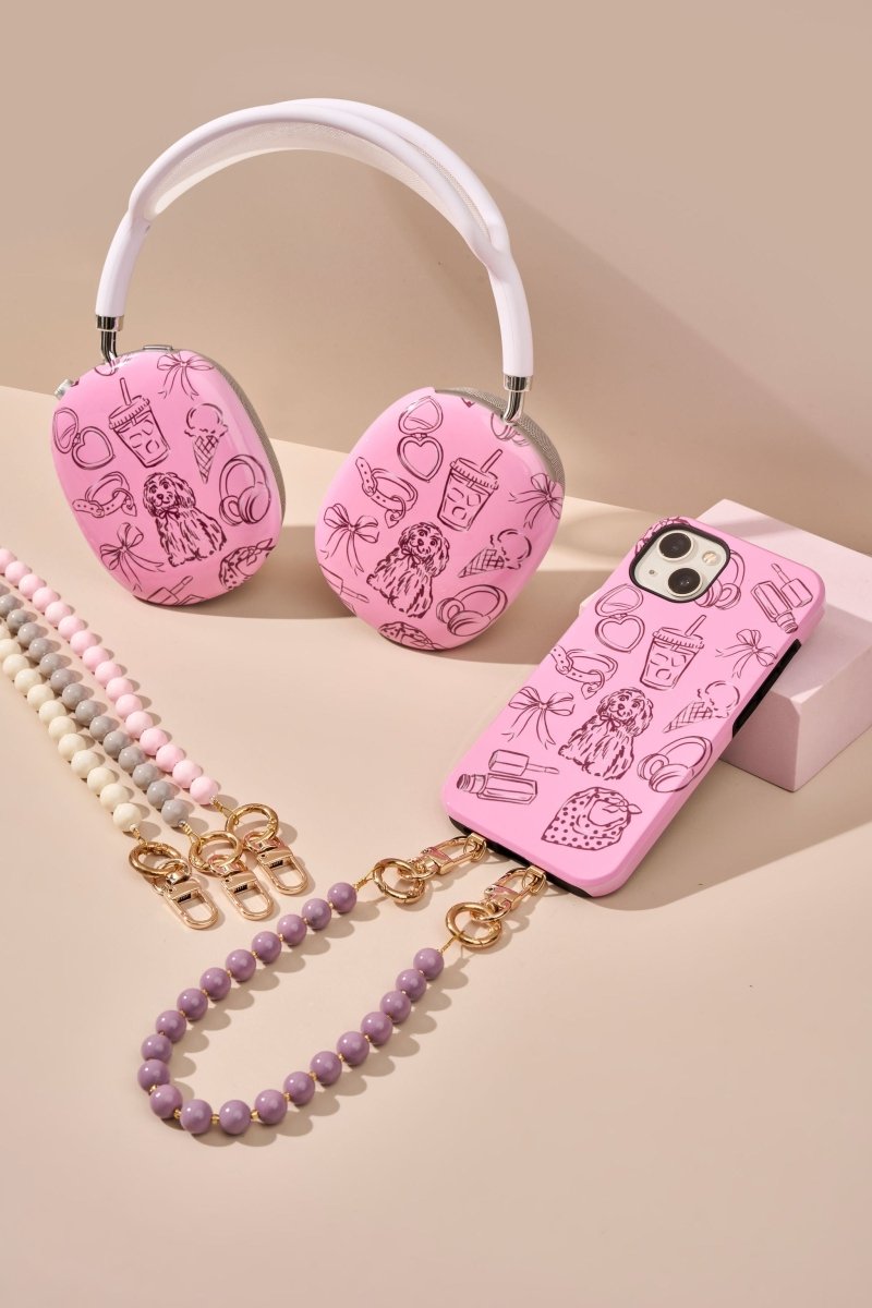 Funda personalizada para AirPods en color rosa con diseño divertido y accesorios de straps coloridos.