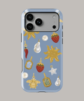 funda personalizada para iPhone Sky Relic con diseño colorido de amuletos y fresas.