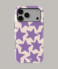 Funda personalizada para iPhone con diseño de estrellas moradas sobre fondo claro