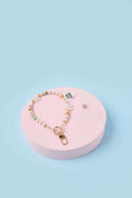strap para celular artesanal de 35cms, elaborado a mano con perlas y broches de acero, disponible en caja rosa.