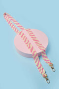 strap artesanal blush zebra sobre fondo azul, elaborado a mano con broches de acero dorado.