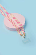strap artesanal blush zebra sobre fondo azul con broches de acero dorado y etiqueta Malak.