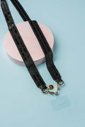Strap Helena Negra Lujo Artesanal sobre fondo azul, elaborado a mano con broches de acero dorado y detalles en mostacilla.