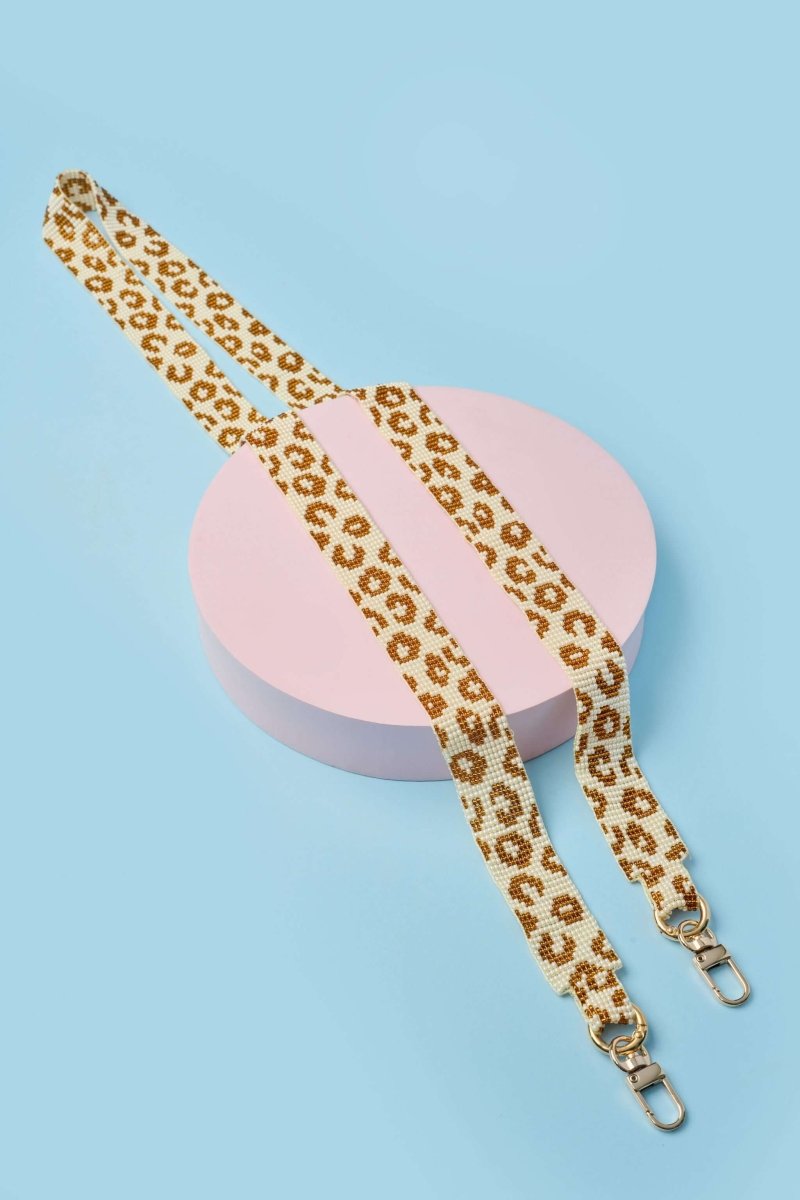 Correas artesanales para celulares, diseño de leopardo, elaboradas a mano con mostacilla, elegancia y originalidad.