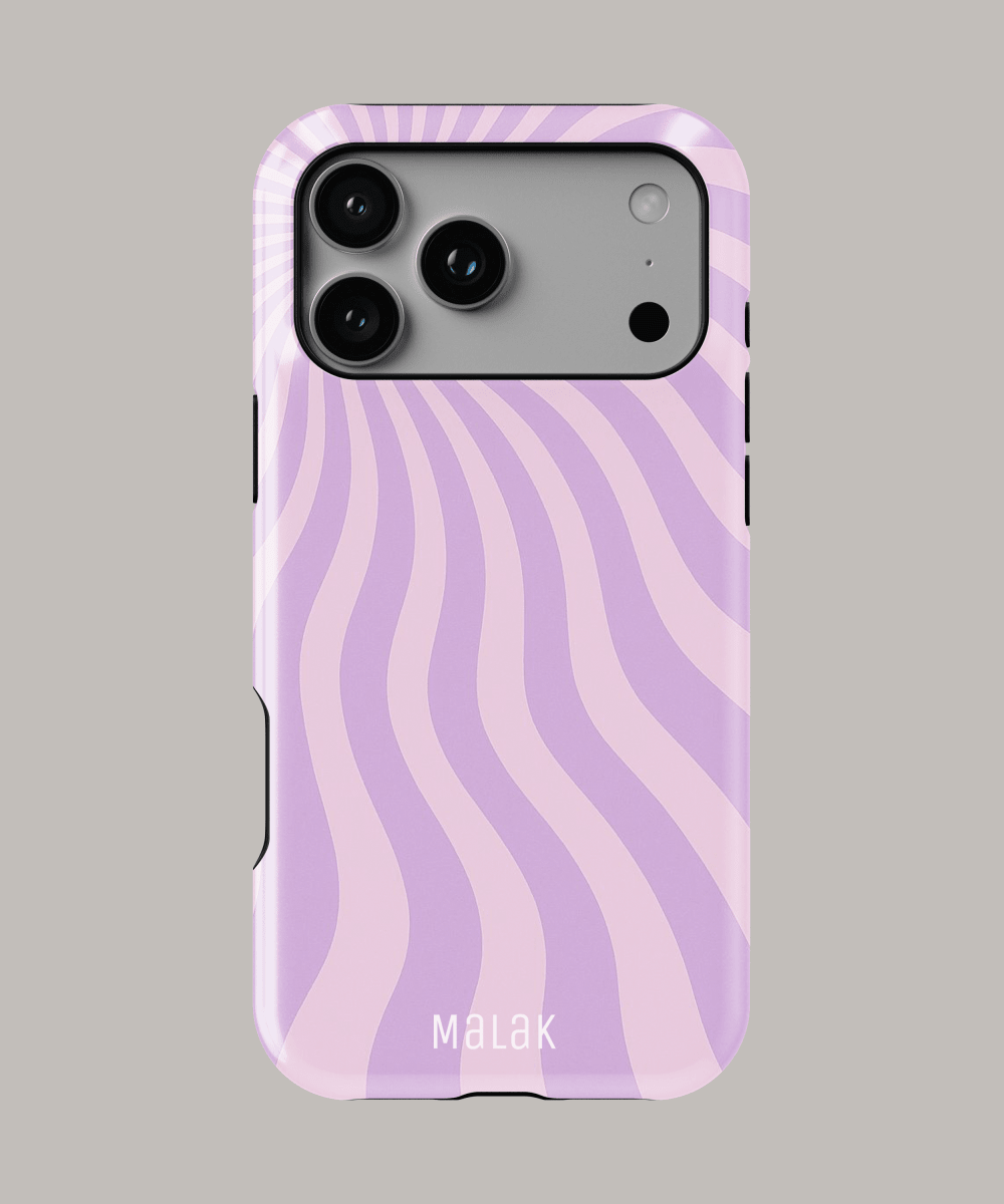 Funda personalizada para iPhone con diseño de ondas moradas de Malak, resistente y única.