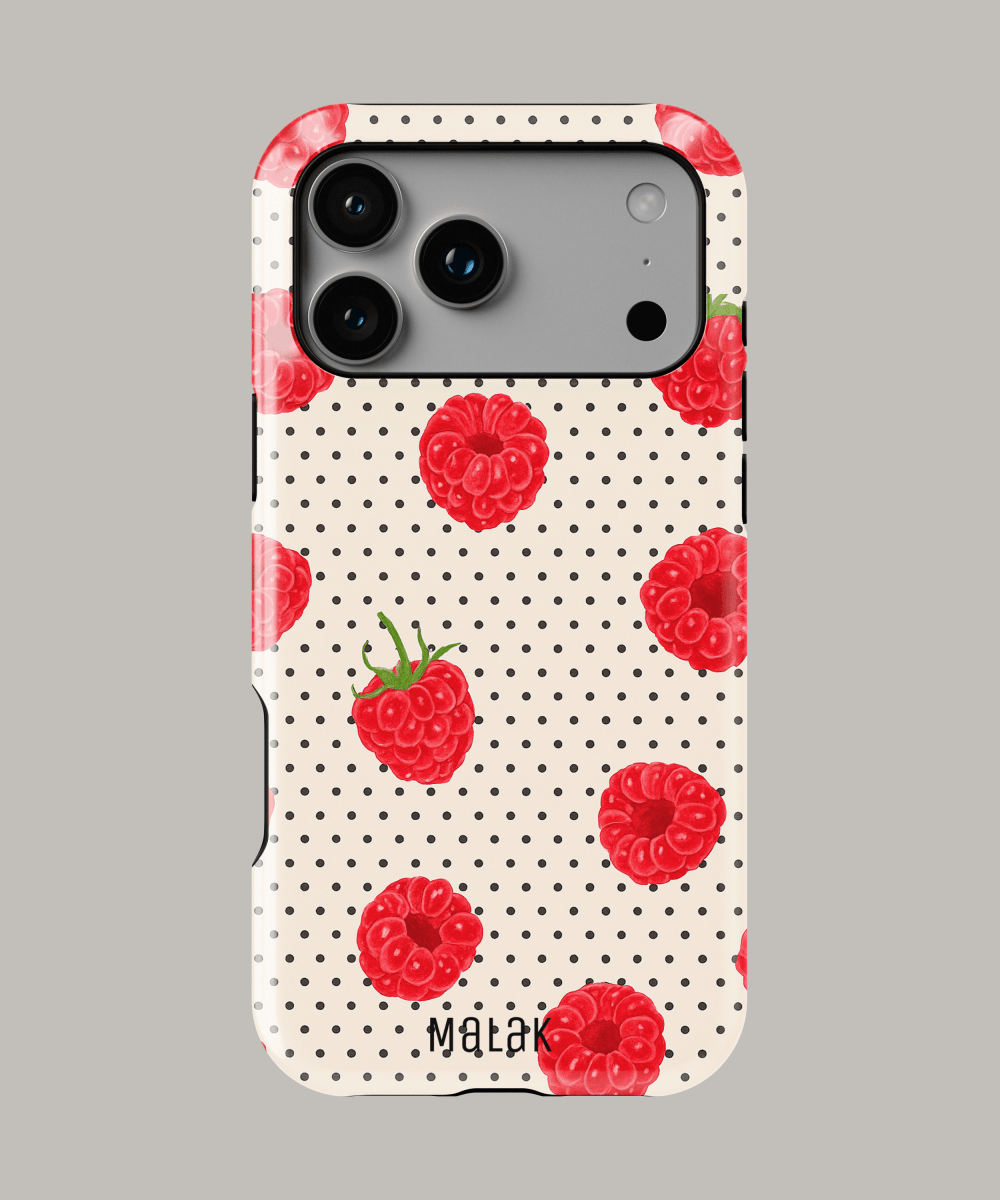 Funda personalizada para iPhone con diseño de frambuesas sobre fondo beige con puntos negros.