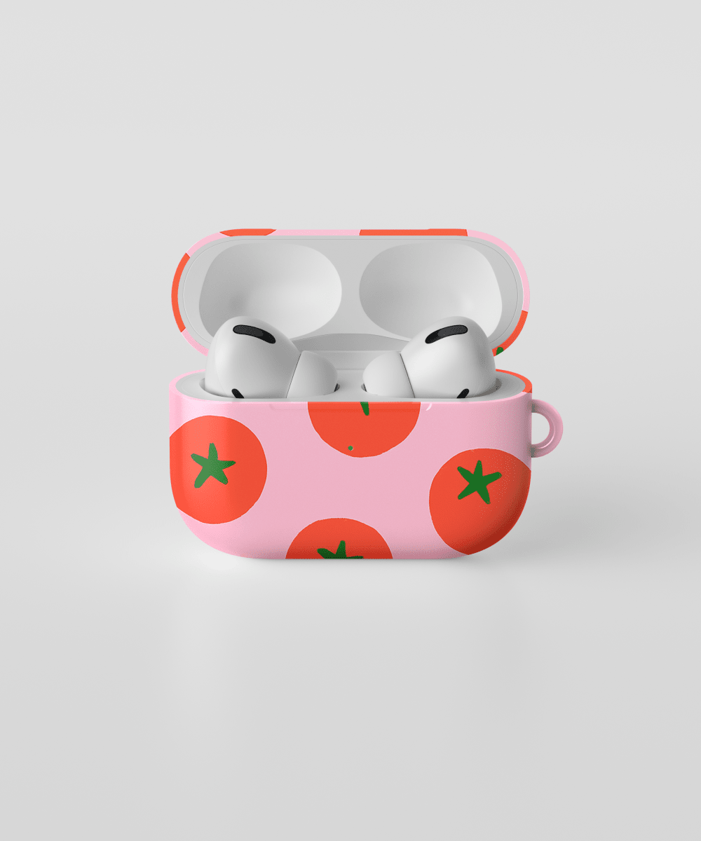 Funda para AirPods con diseño de tomate, mostrando estilo y protección en un fondo rosa.