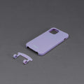 Funda de teléfono 2 en 1 con cordón color violeta y adaptador para iPhone 15 sobre fondo gris.