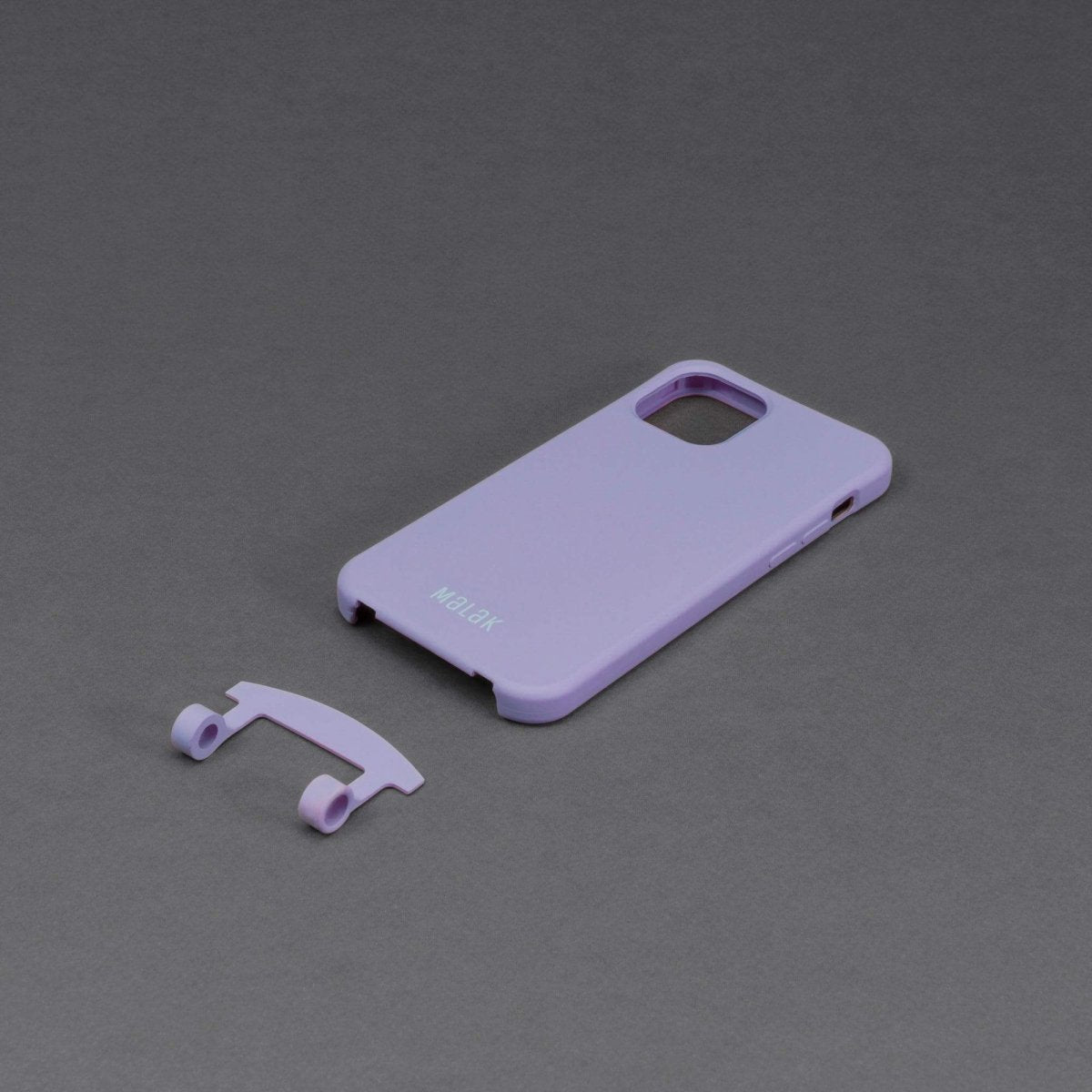 Funda de teléfono 2 en 1 con cordón color violeta y adaptador para iPhone 15 sobre fondo gris.