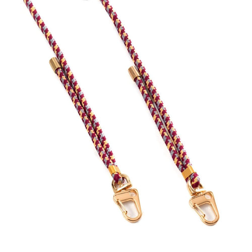 Cordón ajustable de lujo Barcelona en color rojo y dorado con ganchos metálicos, ideal para estilo y comodidad.