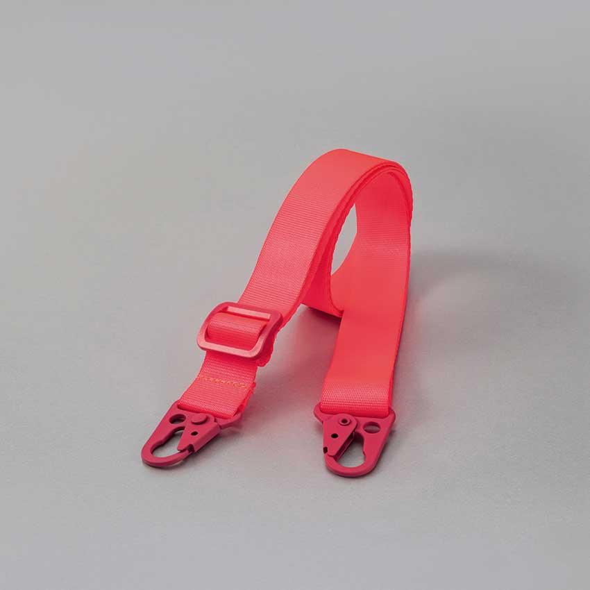 Correa ajustable para funda color rosa, cómoda y hecha de fibra de naylon resistente.