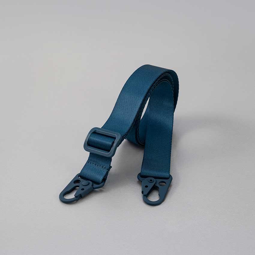 Correa ajustable para funda de fibra de naylon suave, con dos puntos de conexión metálica, cómoda y estable.